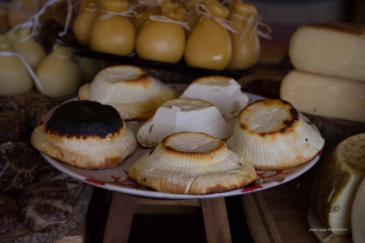 Grilled ricotta, Market Syracuse photographed by Serge Briez ©2014 Cap médiations, Thera Explorer