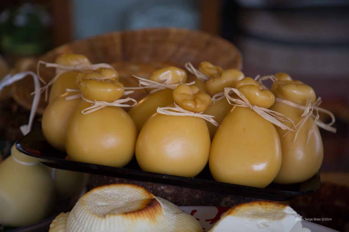 Caciocavallo, Syracuse Market photographed by Serge Briez ©2014 Cap médiations, Thera Explorer