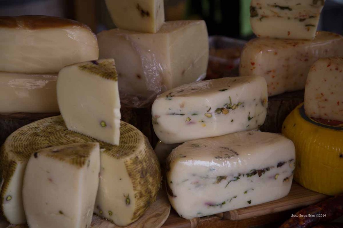 Sicily's Cheese, Market Syracuse photographed by Serge Briez ©2014 Cap médiations, Thera Explorer