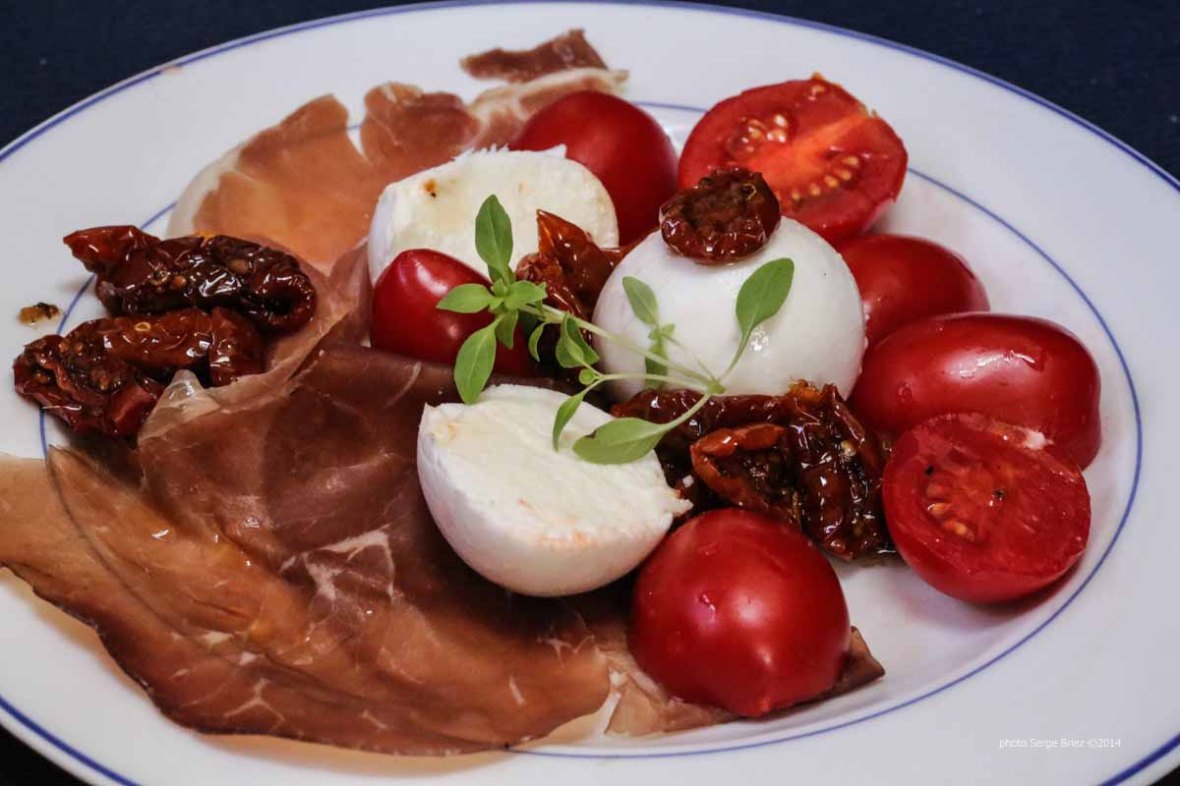 Buffala mozzarella, dried tomatoes in olive oil, olives, fresh tomatoes, bresaola, prosciutto and basil, tasted and Bonifacio with the products of Syracuse photographed by Serge Briez ©2014 Cap médiations, Thera Explorer