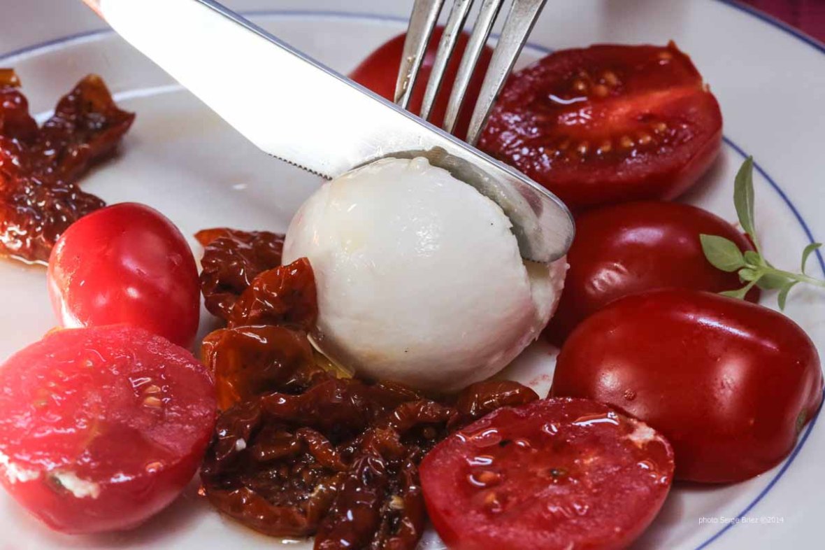 Buffala mozzarella, dried tomatoes in olive oil, olives, fresh tomatoes, bresaola, prosciutto and basil, tasted and Bonifacio with the products of Syracuse photographed by Serge Briez ©2014 Cap médiations, Thera Explorer