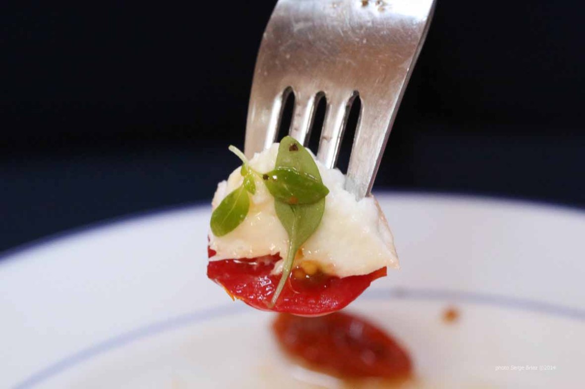 Buffala mozzarella, dried tomatoes in olive oil, fresh tomatoes and basil, tasted and Bonifacio with the products of Syracuse photographed by Serge Briez ©2014 Cap médiations, Thera Explorer