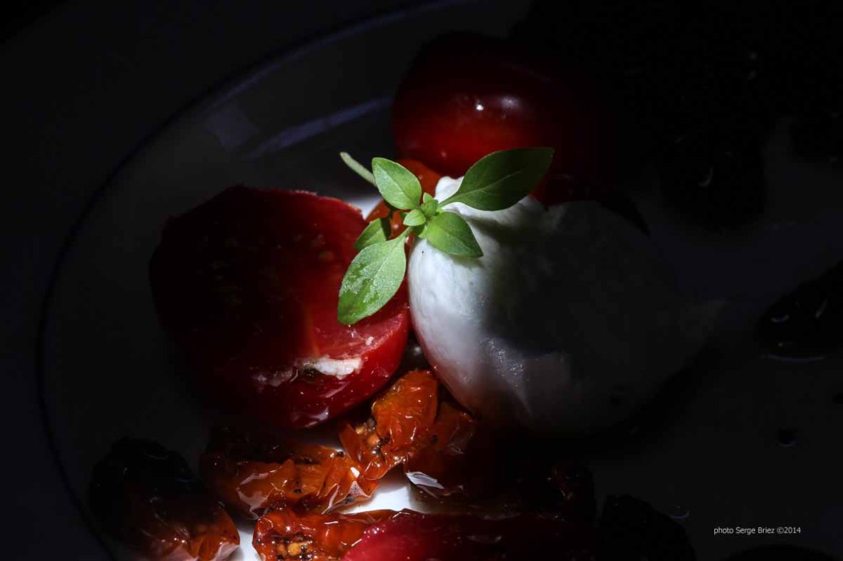 Buffala mozzarella, dried tomatoes in olive oil, fresh tomatoes and basil, tasted and Bonifacio with the products of Syracuse photographed by Serge Briez ©2014 Cap médiations, Thera Explorer