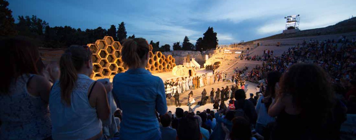 Applause of show "The Vespe" di'Aristofane teatro Greco in Syracuse photographed by Serge Briez ©2014 Cap médiations, Thera Explorer