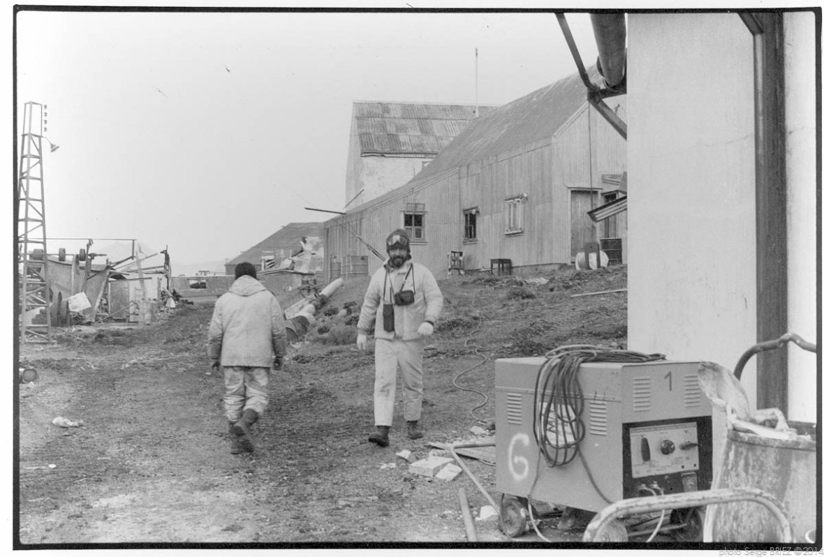 Argentina civils scrappers on falklands, Leith harbour, March, 1982, photographed by Serge Briez, ©2014 Cap médiations
