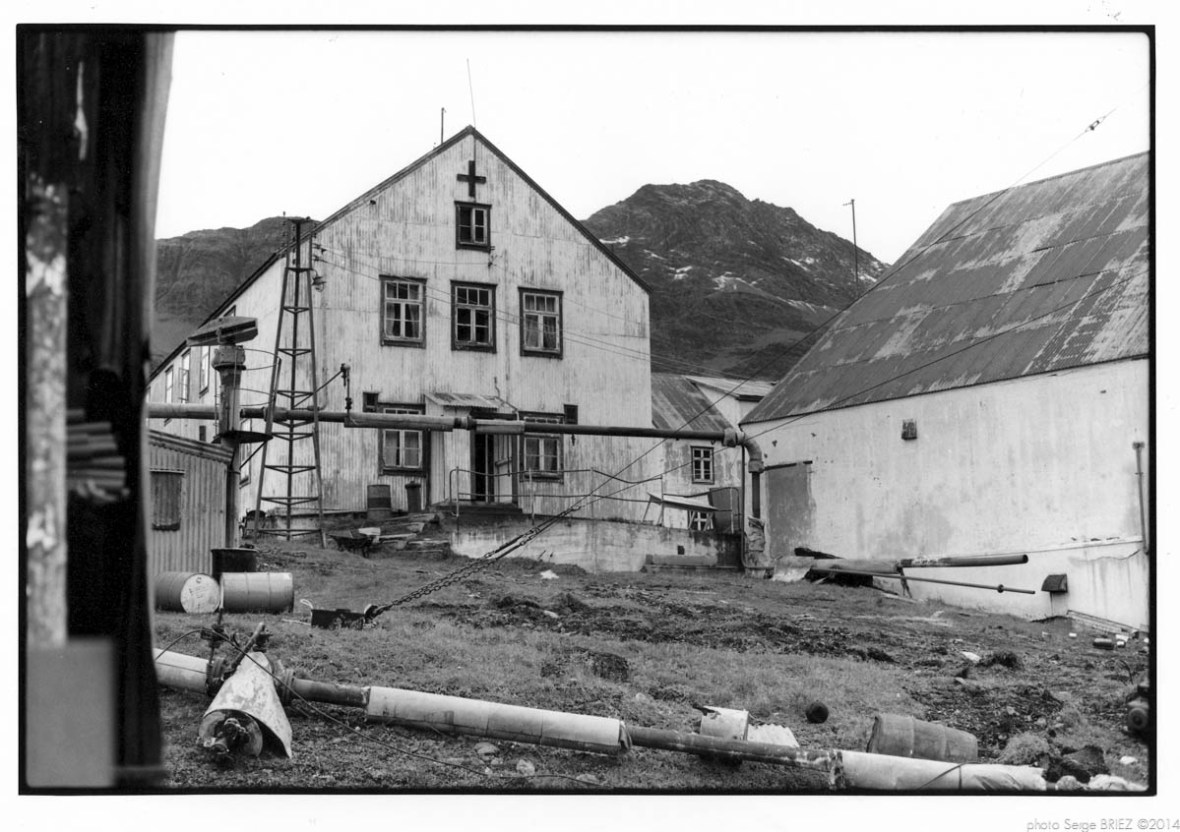 Official day of Falklands occupation by Argentine, March 25, 1982, Leith harbour photographed by Serge Briez, ©2014 Cap médiations