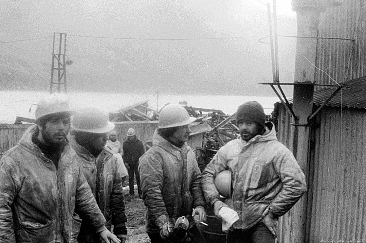 Argentina civils scrap workers on falklands, Leith harbour, March, 1982, photographed by Serge Briez, ©2014 Cap médiations