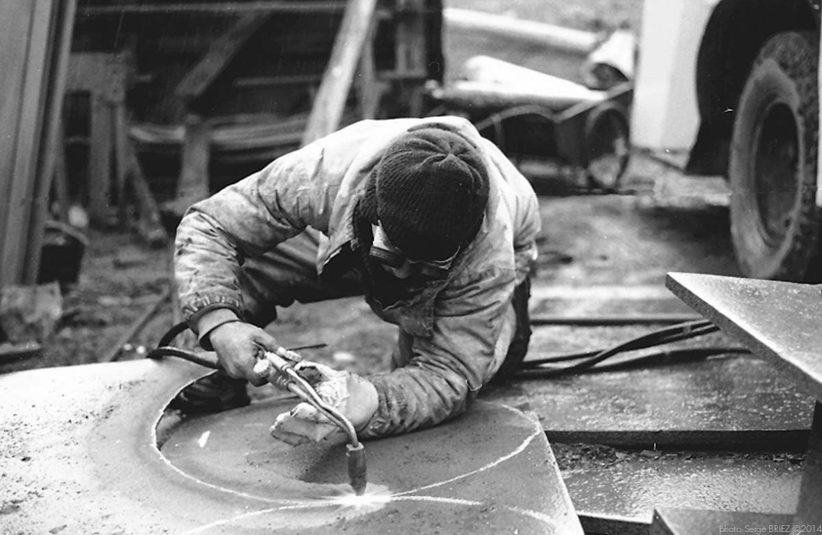 Argentina civils scrap workers on falklands, Leith harbour, March, 1982, photographed by Serge Briez, ©2014 Cap médiations