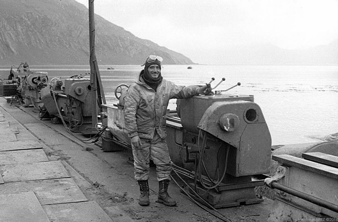 Argentina civils scrap workers on falklands, GLeith harbour, March, 1982, photographed by Serge Briez, ©2014 Cap médiations