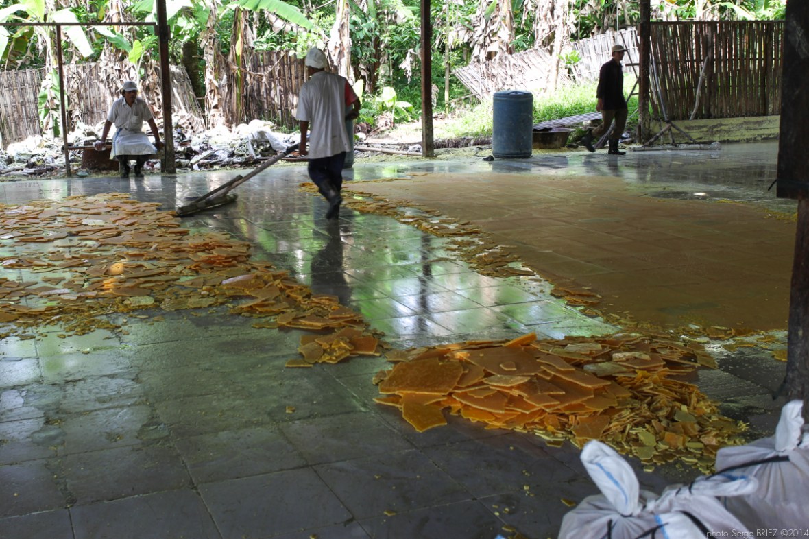 Sulfur's workers photographed by Serge Briez ©Serge Briez, Cap médiations