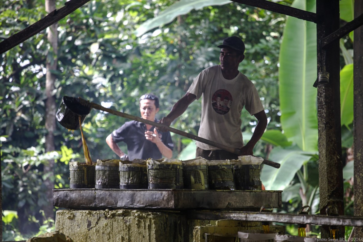 Sulfur's workers photographed by Serge Briez ©Serge Briez, Cap médiations