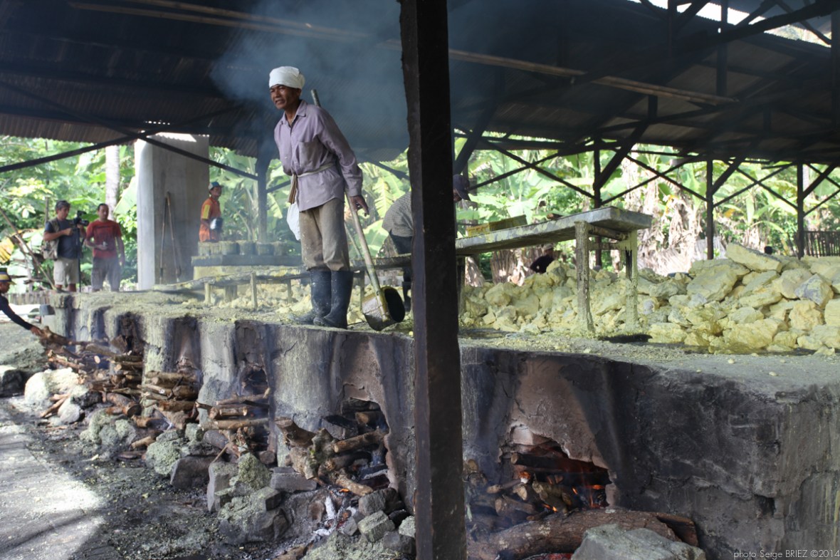 Sulfur's workers photographed by Serge Briez ©Serge Briez, Cap médiations