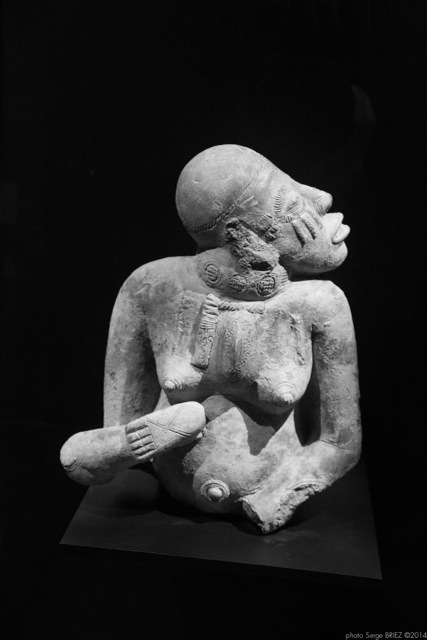 female figure crouching, Primitive art,in museum quai Branly photographed by Serge Briez, ©2014 Cap médiations