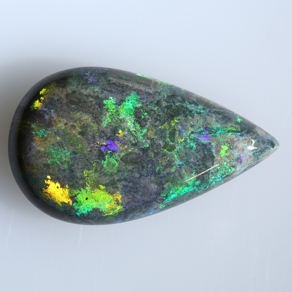 Opale photographed by Serge Briez for Imagin'all (http://www.cristaux-sante.com)