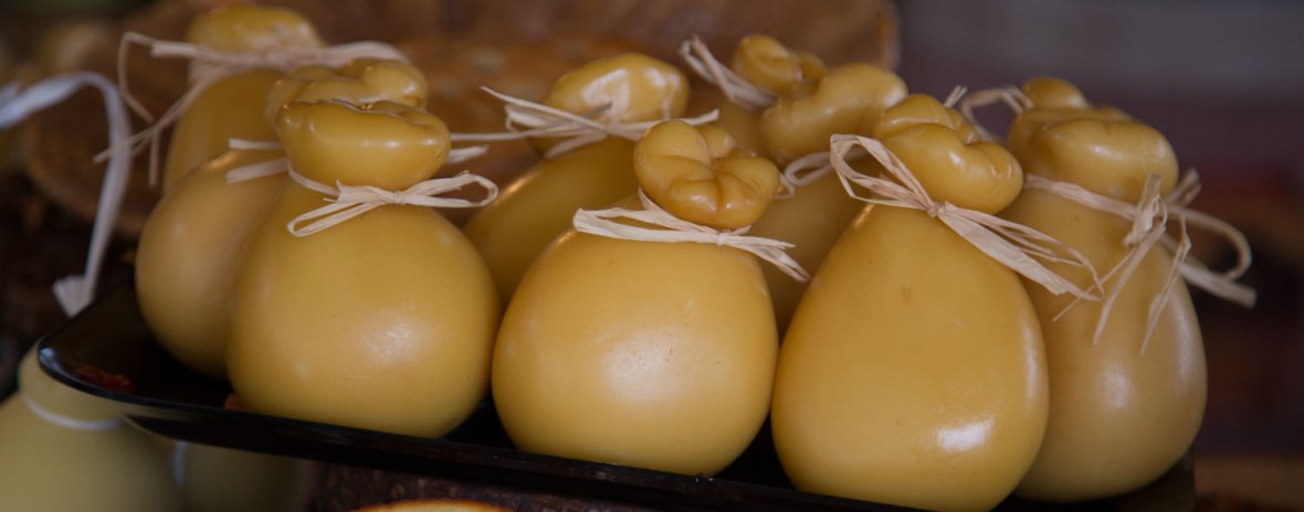 Caciocavallo, Syracuse Market photographed by Serge Briez ©2014 Cap médiations, Thera Explorer