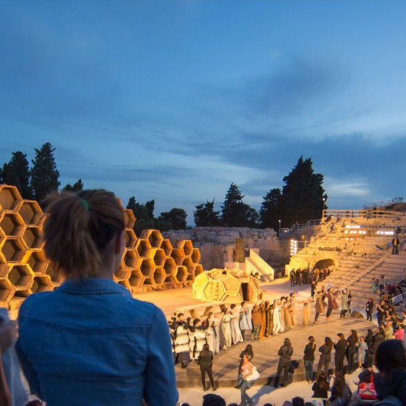 Applause of show "The Vespe" di'Aristofane teatro Greco in Syracuse photographed by Serge Briez ©2014 Cap médiations, Thera Explorer