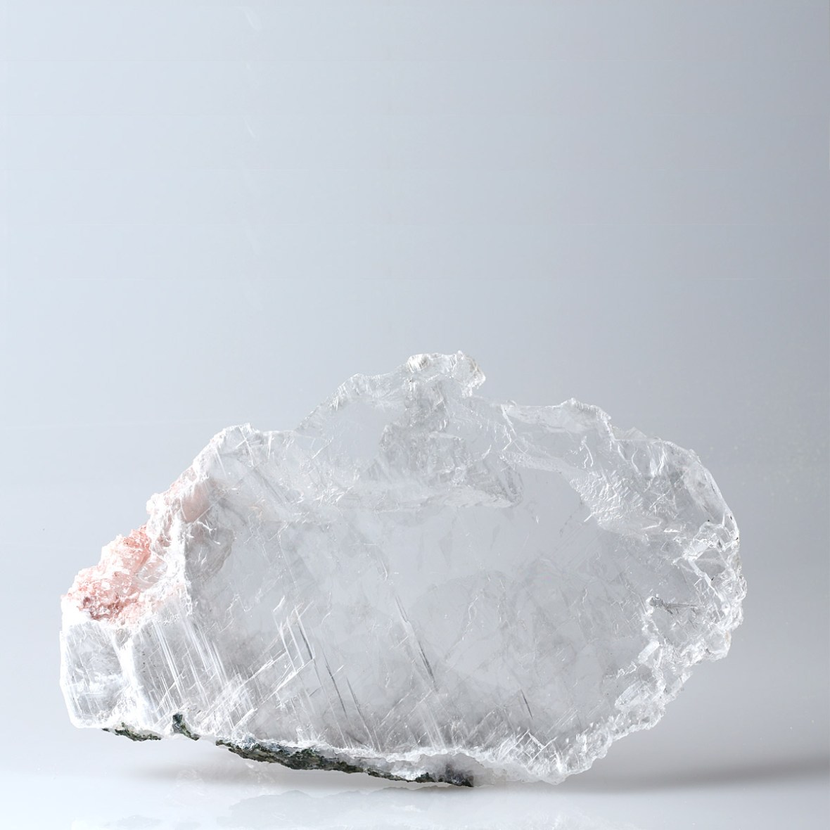 Selenite gemstone photographed by Serge Briez for Imagin'all (http://www.cristaux-sante.com)