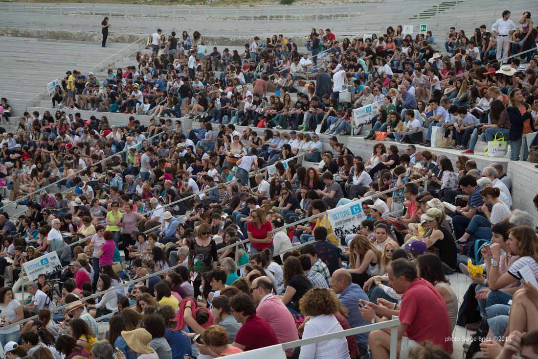 Spectators implementation in thé teatro gréco for thé show "Thé Vespe" of Aristofane photographed by Serge Briez ©2014 Cap médiations, Thera Explorer