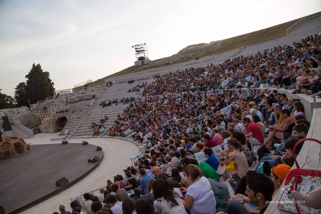 Spectators implementation in thé teatro gréco for thé show "Thé Vespe" of Aristofane photographed by Serge Briez ©2014 Cap médiations, Thera Explorer