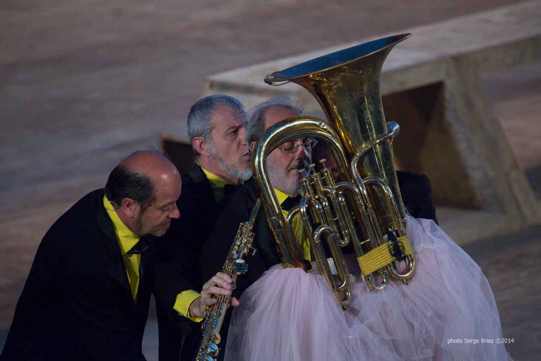 Scene of the show "The Vespe" of Aristofane at teatro greco Syracuse photographed by Serge Briez ©2014 Cap médiations, Thera Explorer