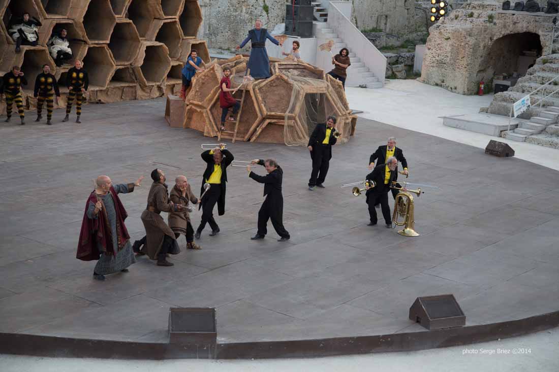 Scene of the show "The Vespe" of Aristofane at teatro greco Syracuse photographed by Serge Briez ©2014 Cap médiations, Thera Explorer