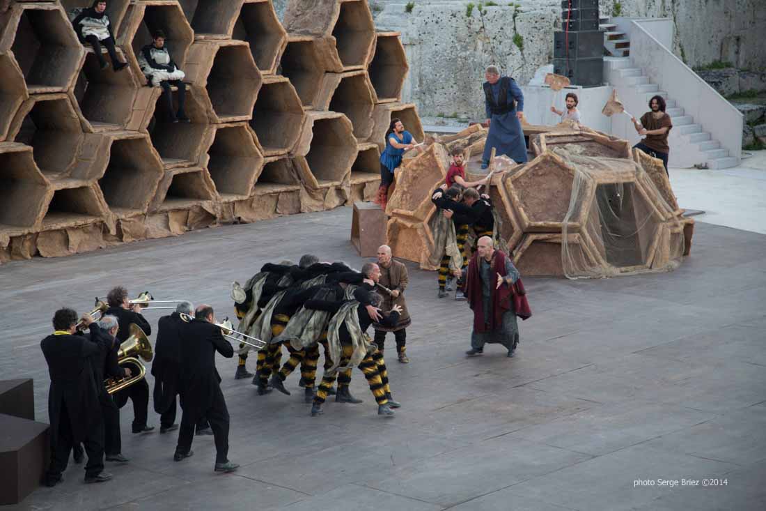 Scene of the show "The Vespe" of Aristofane at teatro greco Syracuse photographed by Serge Briez ©2014 Cap médiations, Thera Explorer