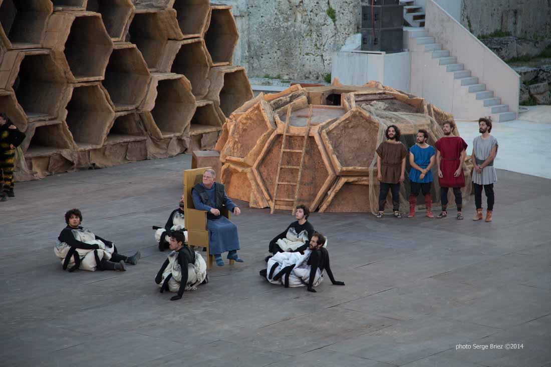 Scene of the show "The Vespe" of Aristofane at teatro greco Syracuse photographed by Serge Briez ©2014 Cap médiations, Thera Explorer