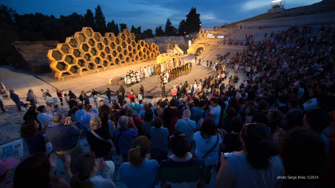 Show "The Vespe" of Aristofane at teatro greco Syracuse photographed by Serge Briez ©2014 Cap médiations, Thera Explorer