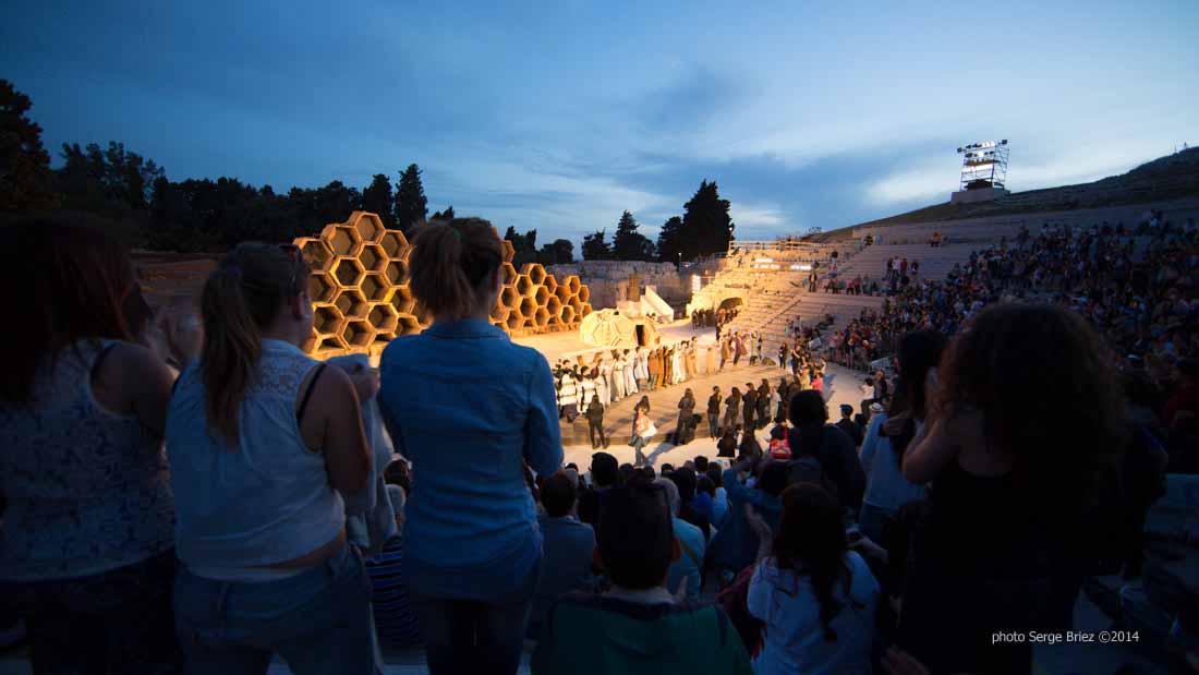 Applause of show "The Vespe" di'Aristofane teatro Greco in Syracuse photographed by Serge Briez ©2014 Cap médiations, Thera Explorer