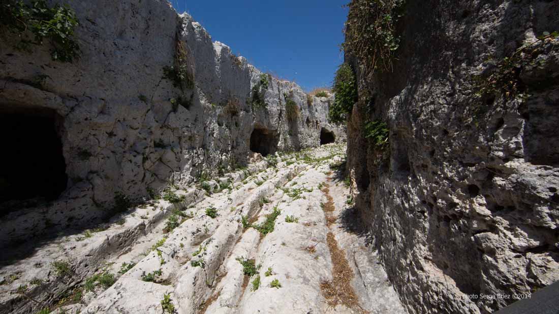 Street of Tombs, Above the teatro greco, Archaeological Park of Neapolis, Syracuse photographed by Serge Briez ©2014 Cap médiations, Thera Explorer