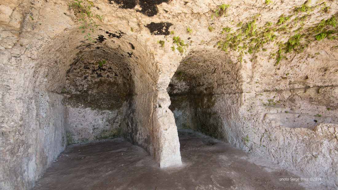 Hypogei funeral of Byzantine age, above the Teatro Greco, Archaeological Park of Neapolis, Syracuse photographed by Serge Briez ©2014 Cap médiations, Thera Explorer