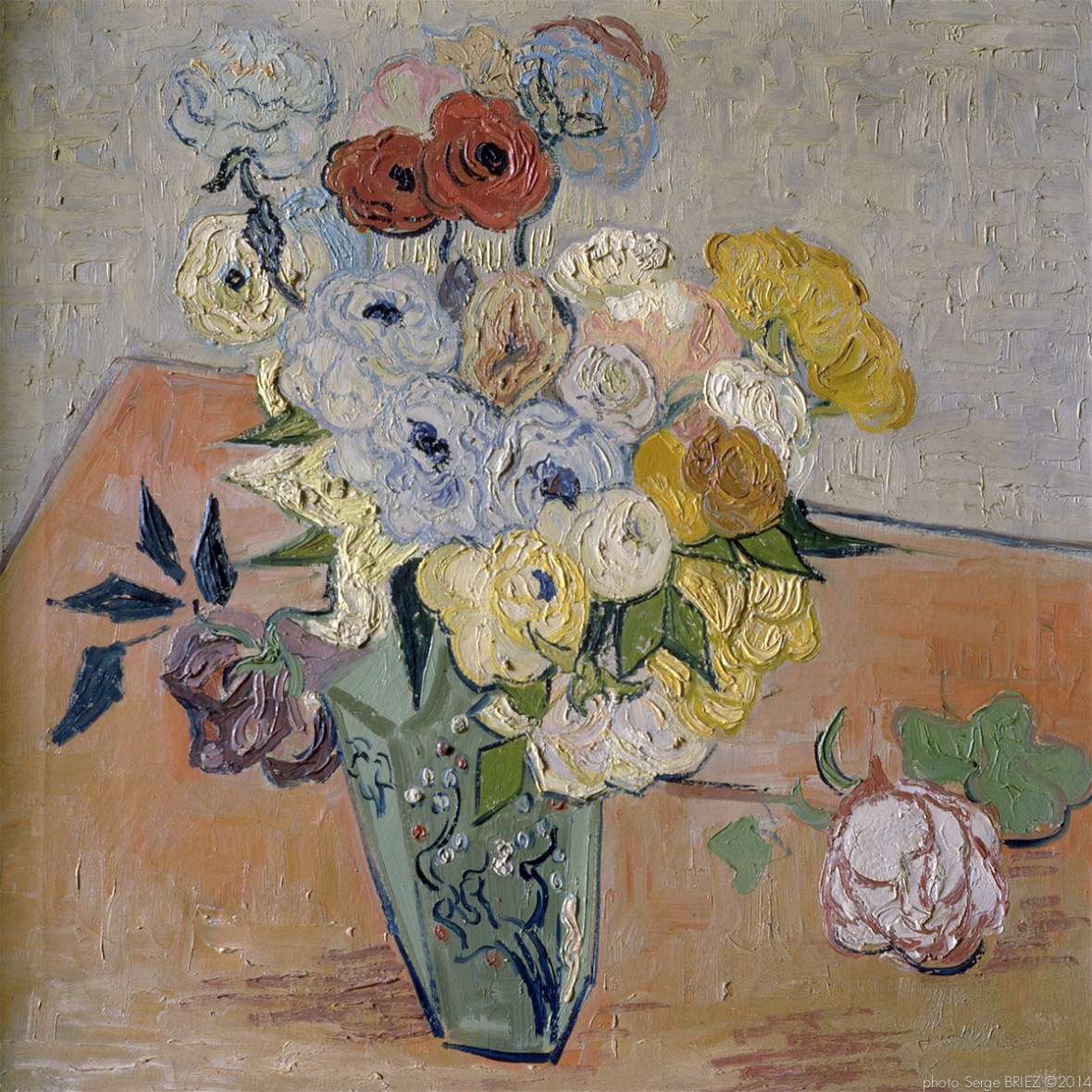 Japanese Vase, Roses et anémones, Auvers-sur-Oise, juin 1890, Van gogh’s painting photographed by Serge Briez, ©2014 Cap médiations