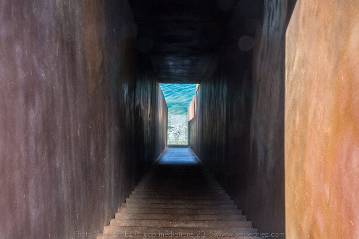 PASSAGES, Dani Karavan en hommage à Walter Benjamin - photo Serge Briez ®capmediations.2015 reproduction iinterdite